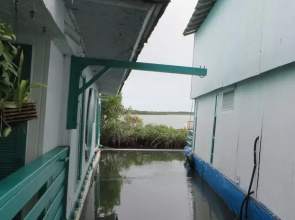 The Houseboat Hotel - LSH Vacations