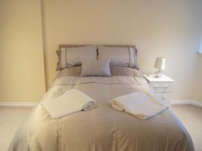 Modern, Cosy Apartment In Bearsden with Private Parking