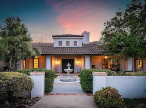 Wellsona Vineyard Retreat + Pool, Hot Tub, Views Main Home + Guest Home