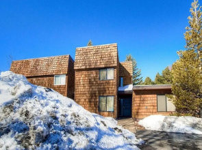 Hawks View 3 Bedroom Home by RedAwning