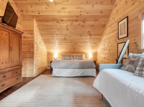 Ashberry by Avantstay Large Cabin Surrounded in Pine Tree w/ River Views & Game Room