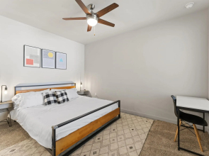 Top Floor 2BR King Beds Suite 8 Min to Downtown