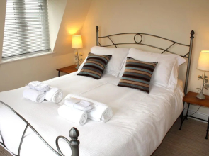 Cotswolds Valleys Accommodation - Exclusive use character one bedroom family holiday apartment