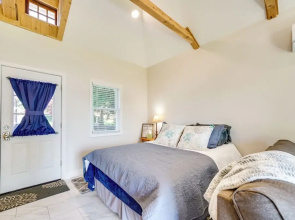 Serene Riverfront St. Clair Studio: Walk to Dtwn!