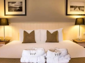 Lochside Lodge Retreat - Stunning Lakeside Escape