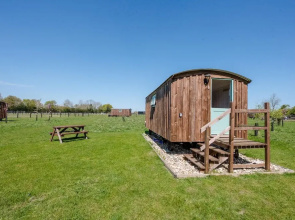 Honeysuckle Farm Hut 1 - Suffolk Farm Holidays