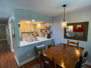 Next to Lake, Pool, 10 Acre Park, 1 Mile to Town, Best Prices