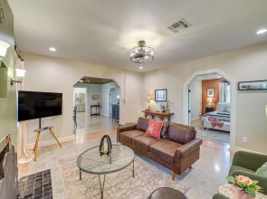 < 9 Mi to Dtwn Tulsa: Lovely Home w/ Yard & Deck!