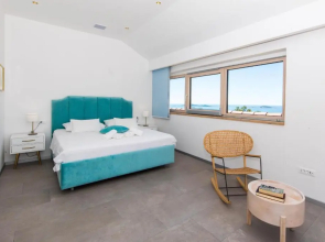 Villa Art Gallery - Six Bedroom Villa with Terrace and Swimming Pool