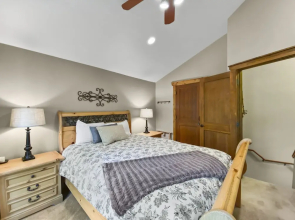 Ridge Street Chalet B 2 Bedroom Townhouse by RedAwning