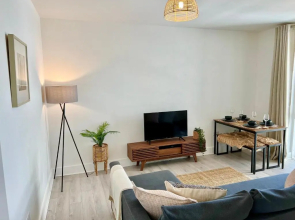 2 Bedroom Serviced Apartment with Free Parking, Wifi & Netflix, Basingstoke