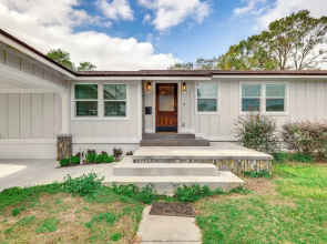 Fenced Yard: Lakeland Home Adjacent to Golf Course