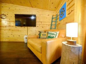 Outlaw Rose Cabin for 8!