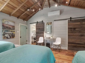 Clover Haus 2 Blks to Main St With Pool and Spa!
