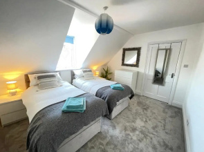 Spacious 3-Bed, Town Centre, Parking, Near Beach