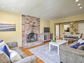 Oceanside Home w/ Yard - Walk to Beach & Pier