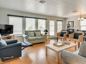 Pet-friendly Galveston Home - Walk to Beaches!