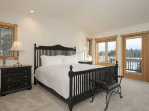 Mountain Peak 4 Bedroom Home by RedAwning