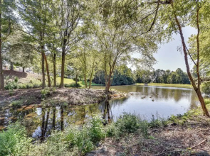 Charlotte Townhome w/ Deck: 18 Mi to Downtown!