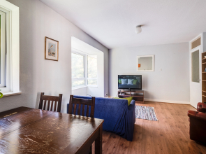 Top-Floor Bright & Sunny 3-Bedroom Flat (sleeps 4)