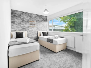 3-bed House, Sleeps 5, Bham Airport, Parking