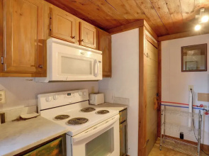 Scenic Hot Springs Retreat Near Appalachian Trail!