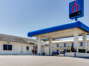 Motel 6-Fayetteville, AR