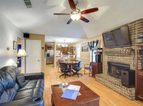 4 Blocks to At&t Stadium: Home w/ Bbq-ready Yard!