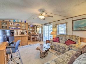 Quaint Chincoteague Island Hideaway w/ 2 Porches!