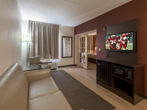 Red Roof Inn PLUS+ Long Island - Garden City