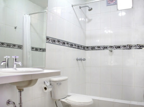 Hotel Manhattan Inn Airport