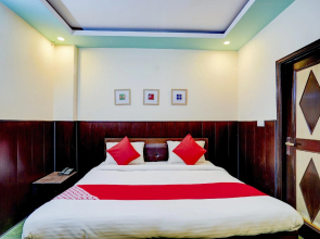 OYO 77406 Golden Divine  Inn