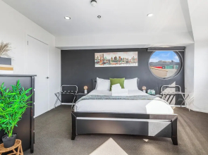 Contemporary 1BR City Escape  with Pool & Gym