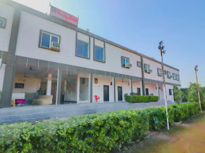 OYO 77329 Hotel Chandra Garden