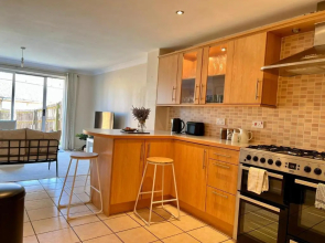 The Sunny House by Incredible Stay