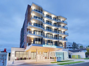 Littomore Suites Kingswood