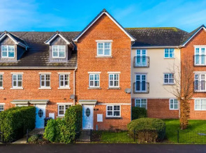 Modern 4-Bed Townhouse in Crewe by 53 Degrees Property, Ideal for Contractors & Business, FREE Parking - Sleeps 8