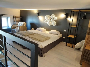 Charmant Studio en duplex esprit loft avec balcon vue mer, et piscine extérieure