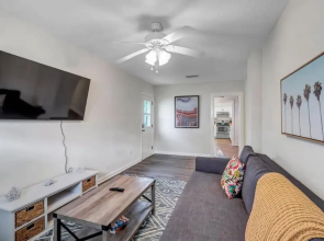 Amazing 1 BR apt - 1 block from Jax Beach!