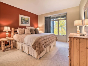Ski-in/ski-out! Cozy Bellaire Resort Retreat!