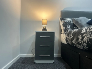 Private Luxury Apartment - Free Parking & Wi-fi
