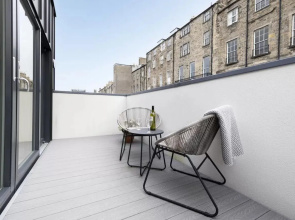 Stylish & Airy 4BR House at the heart of New Town