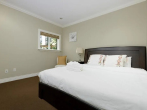 Cozy 2-bedrooms unit in Surrey