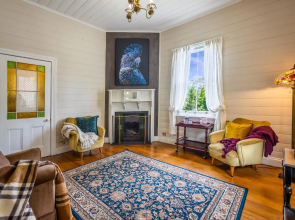 Pet friendly mountain cottage with indoor fireplace