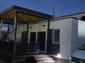 Pirovac Premium Luksuzni Mobile-Home on the beach 6 ležaja satelit tv wifi klima 2 x wc velika terasa full opremljena ljubimci dozvoljeni parkirno mjesto 10m do plaže pogodno za djecu mali obiteljski kamp 100m do centra mjesta