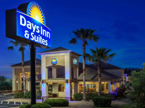 Days Inn & Suites by Wyndham Huntsville