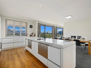 Infinity Views - Modern Wanaka Holiday Home