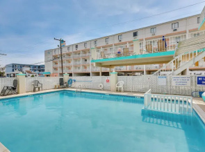 Wildwood Condo w/ Community Pool: Walk to Beach!