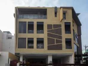 Capital O 23040 Royal Indus