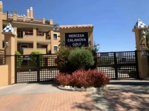 6 Guests - 3 Bedrooms - Private Garden - Pool